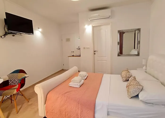 Old Town Apartment *